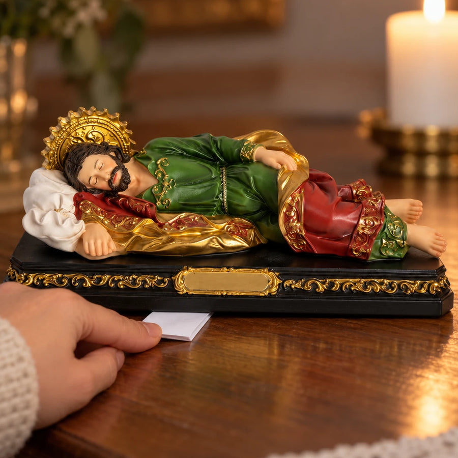 Escribe tu petición en un papel, colocala debajo de la imagen o dentro del canasto y reza la oración.